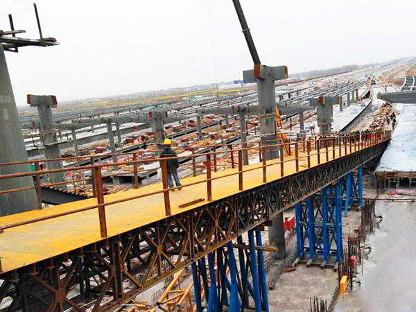 湖北襄阳中铁建工集团钢便桥（长度：69米；坡度：20°）